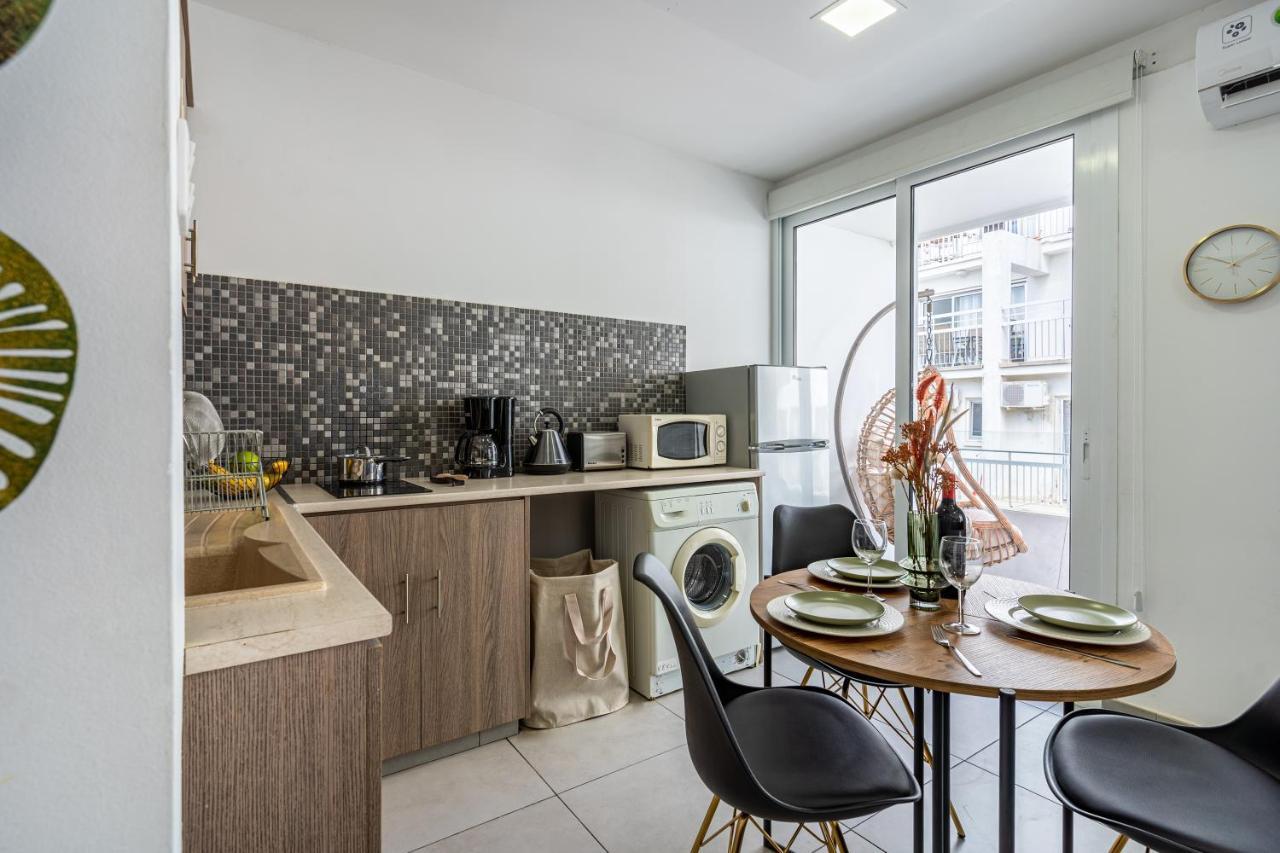 Beach Daze 1-Br Apt By Finikoudes Beach Λάρνακα Εξωτερικό φωτογραφία